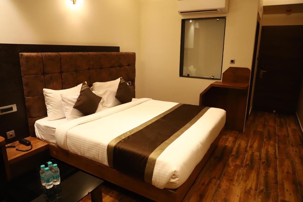 Hotel Emperio Grand Lucknow Exterior foto